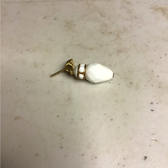 VINTAGE WHITE EARRINGS with Gold metal ….. dangle earrings - Picture 6 of 7